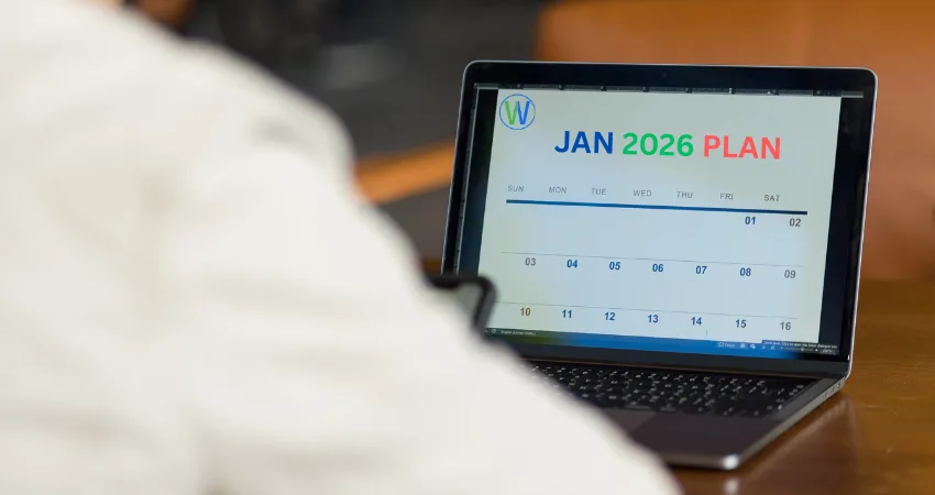 يستخدم شخص جهاز كمبيوتر محمول يعرض "خطة يناير 2026" على التقويم. تعرض الشاشة الأيام من 1 إلى 16 من الشهر.